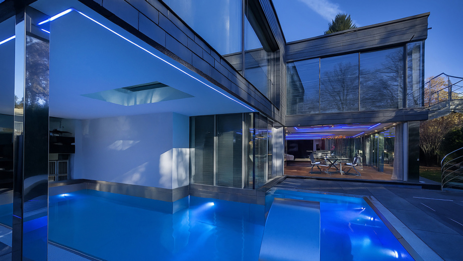 Ansicht einer Villa zur Blauen Stunde in der Dämmerung fotografiert.