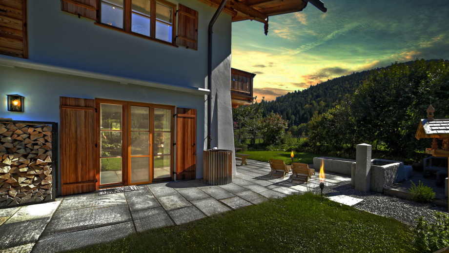 Hausansicht einer Villa zur Blauen Stunde