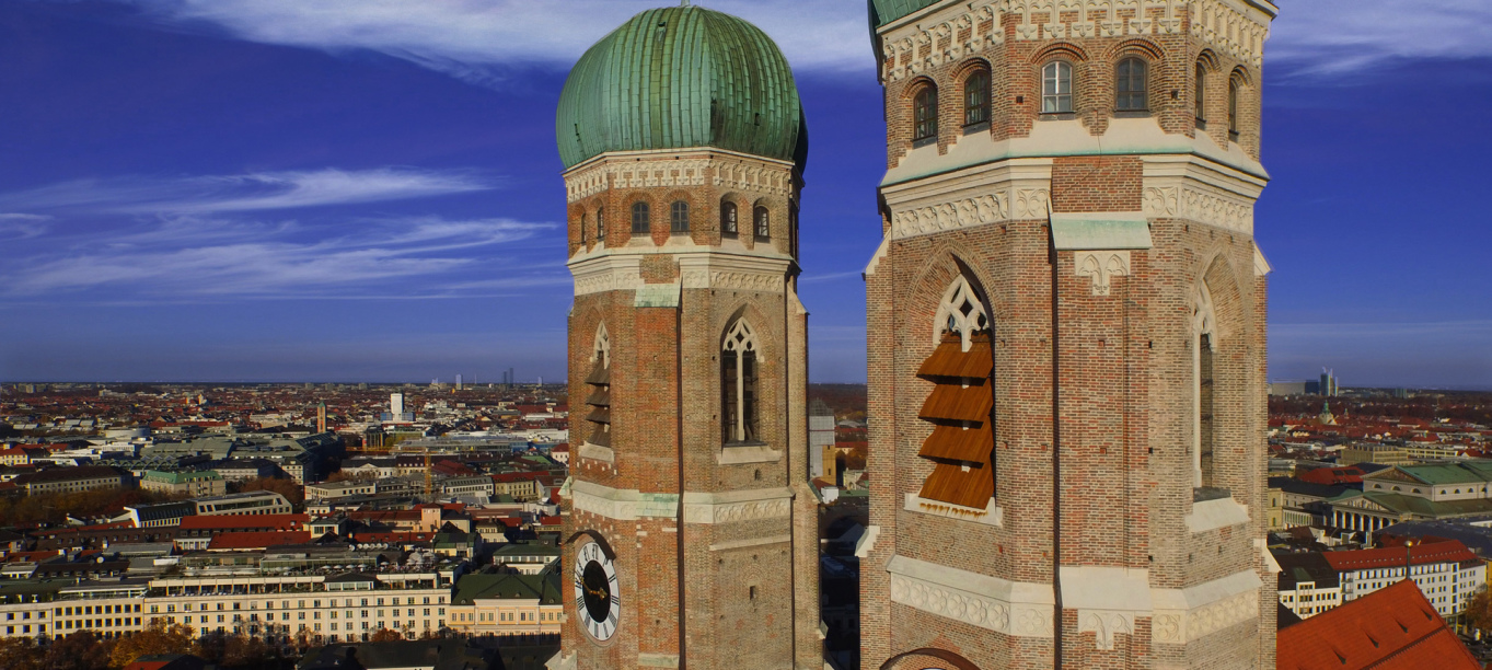 Foto der Frauenkirche in München mit einer Drohne