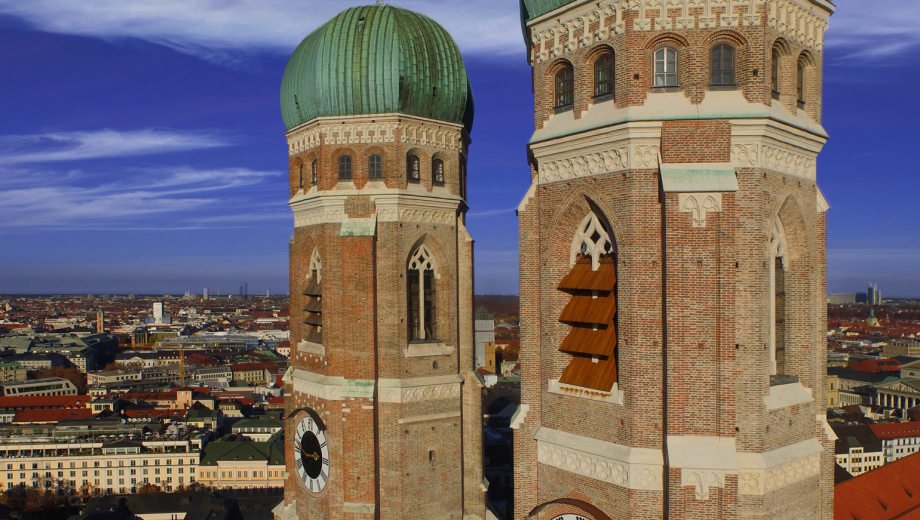 Foto der Frauenkirche in München mit einer Drohne