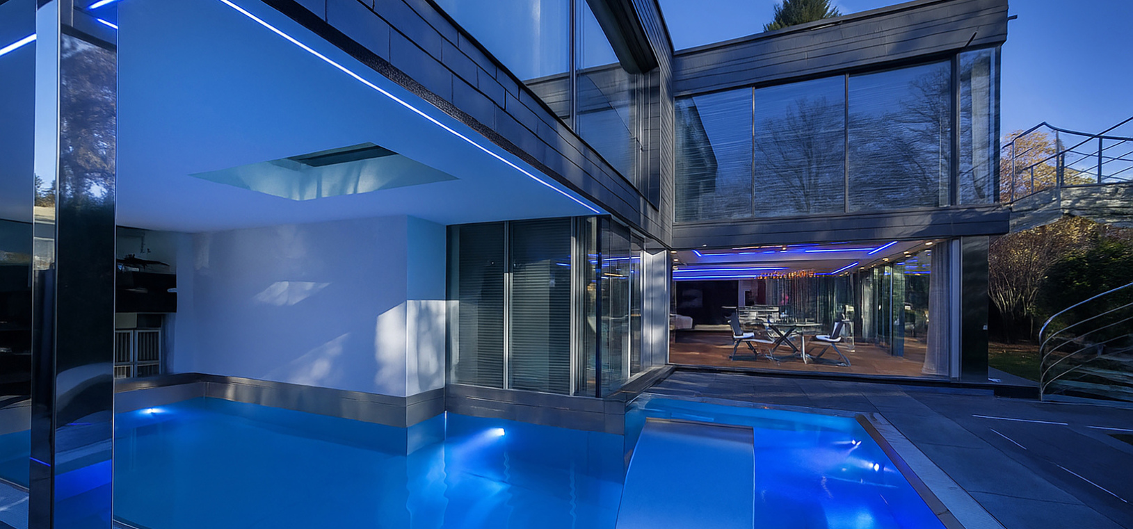 Ansicht einer Villa in München zur Dämmerung