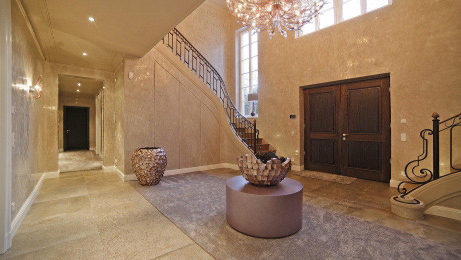 Ansicht einer Villa in München zur Dämmerung