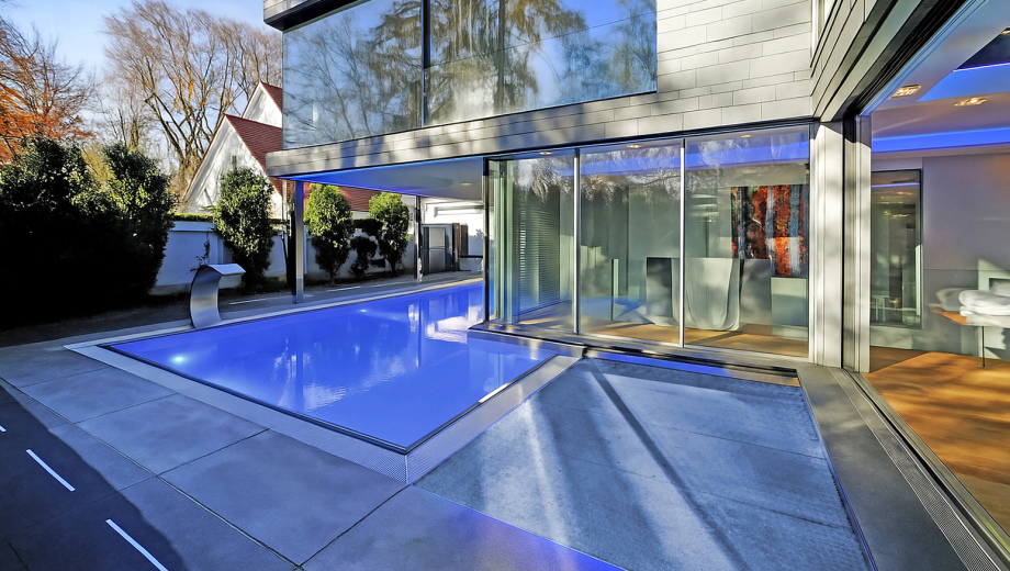 Foto einer Villa in der Dämmerung